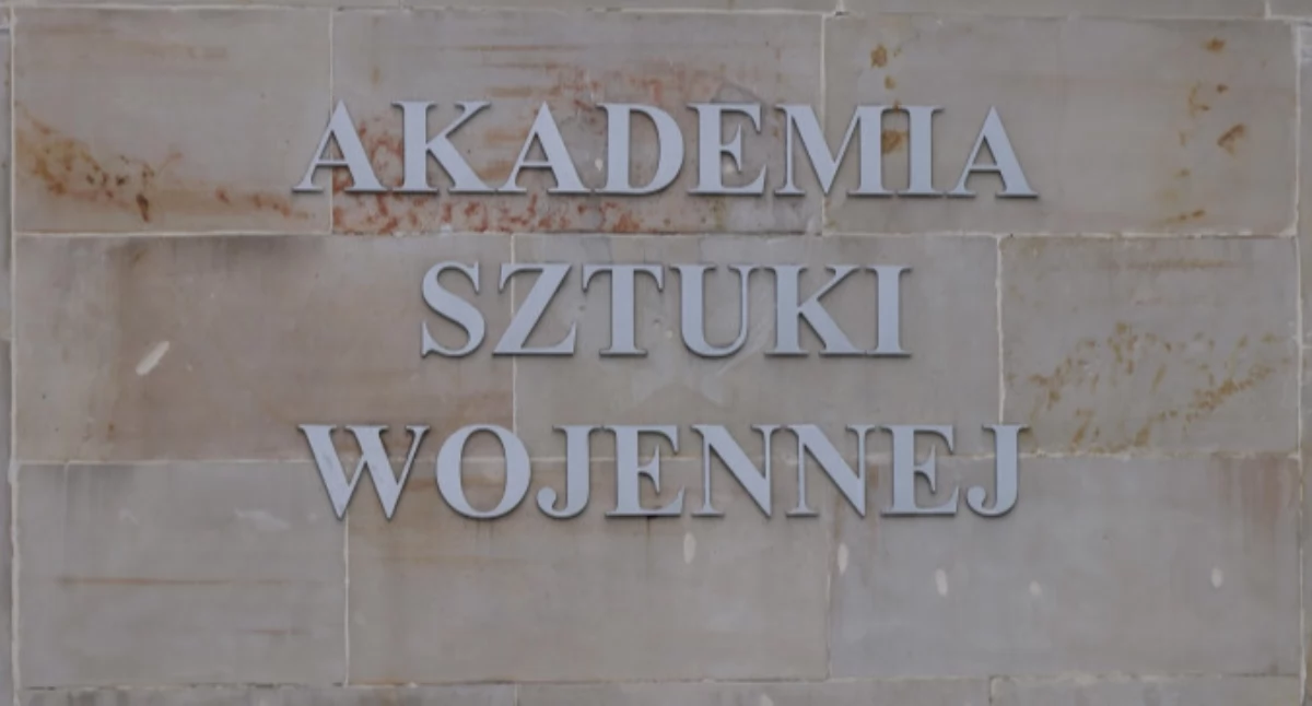 Bezpieczeństwo, WYBITA SZYBA POŚCIG INTERWENCJA KONTRWYWIADU GORĄCA REMBERTOWIE - zdjęcie, fotografia